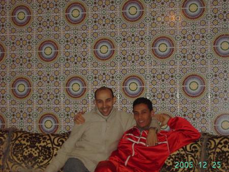 moi avec oussama ds la maison de ma grande m&eacute;re