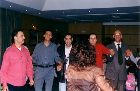le groupe de servise d&eacute;biteur dancent sur la musique b&eacute;rbere