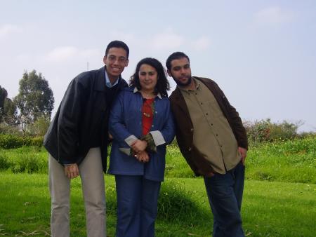 moi avec loubna et aniss ds le jardin ds l'ehtp